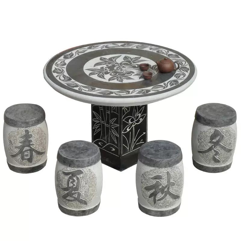 Juego de mesa, banco y silla de piedra para una tarde otoñal 