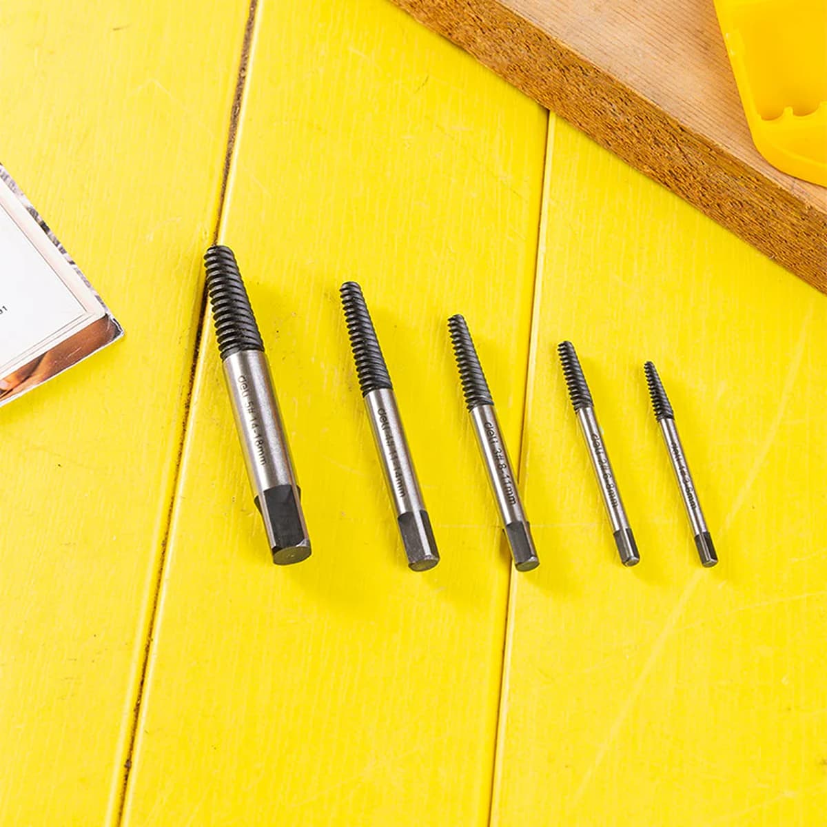 Juego de extractores de tornillos Deli Tools 